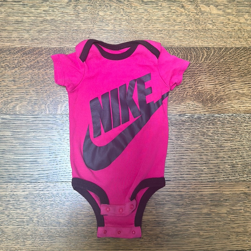 0-6M never worn Nike onesie